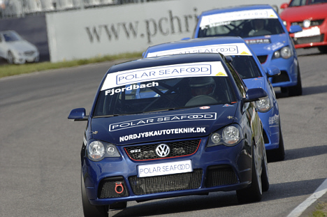 Anders Fjordbach en af tre kørere, som er med i kampen om de sidste to medaljer i Volkswagen Polo Cup på søndag på FDM Jyllandsringen.